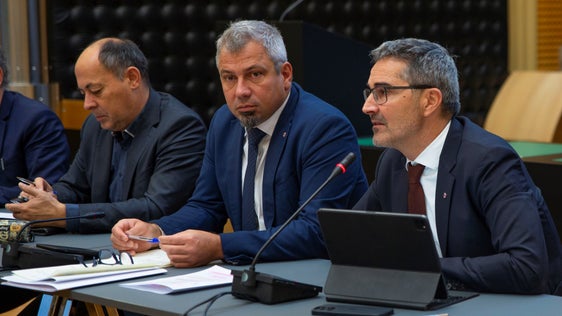 Il direttore di Ripartizione, Albrecht Matzneller, il direttore generale, Alexander Steiner, e il presidente Arno Kompatscher (da sinistra) nel corso dell'incontro odierno con le organizzazioni sindacali per il contratto d'intercomparto (Foto: ASP/Fabio Brucculeri)