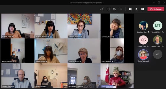 Im direkten Austausch mit den Mitarbeitenden der Pflegeeinstufung hat Soziallandesrätin Waltraud Deeg Inputs für anstehende Änderungen der Regelungen eingeholt. (Foto: LPA)