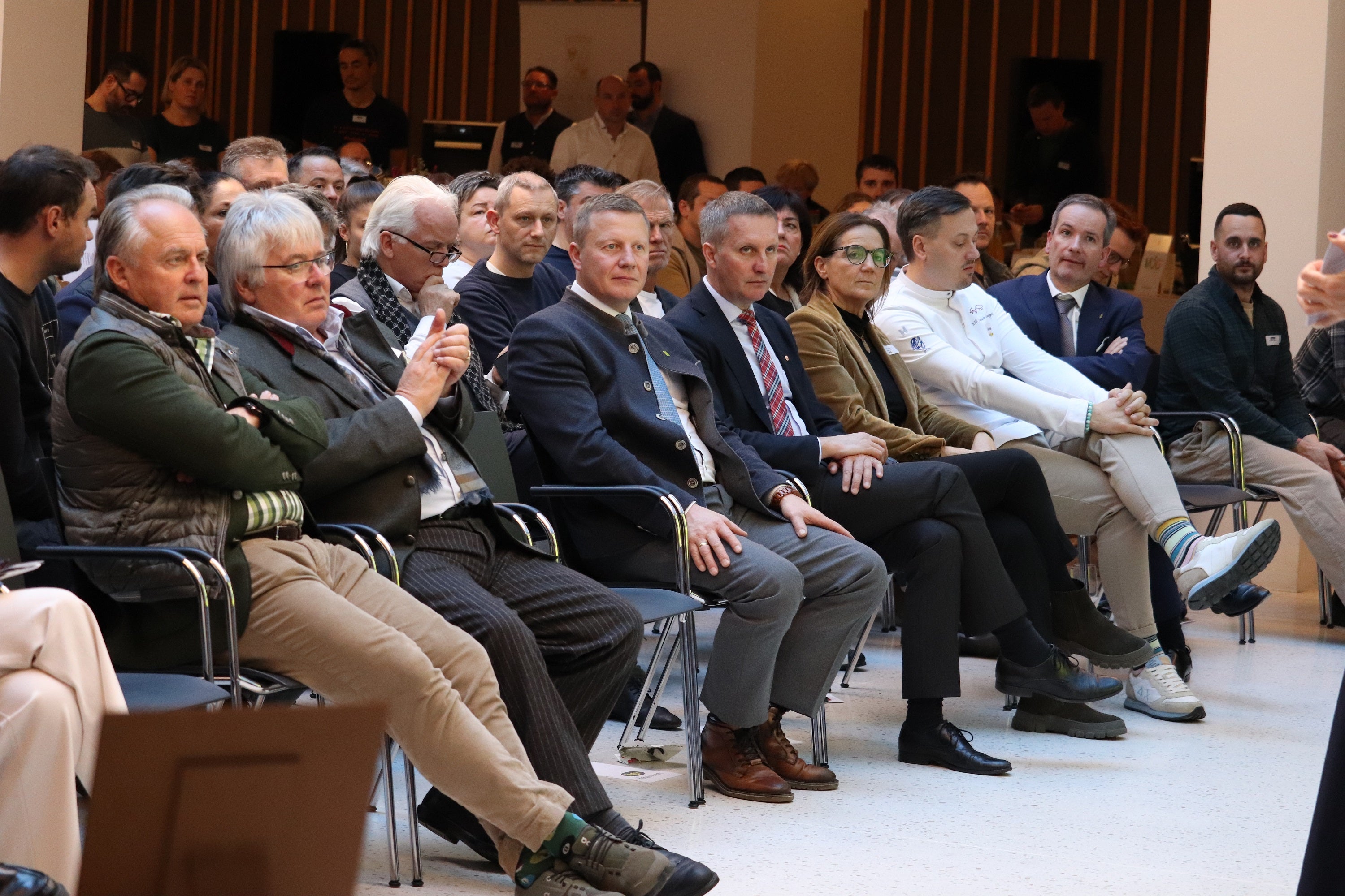 Die Gustoso bot den Rahmen für die Vorstellung des neuen Beratungsangebots Erfolgreich regional; das Bild zeigt Landwirtschaftslandesrat Luis Walcher (in der ersten Reihe, im Zentrum) bei der Eröffnung im Gustelier in Bozen. (Foto: LPA/Maja Clara)