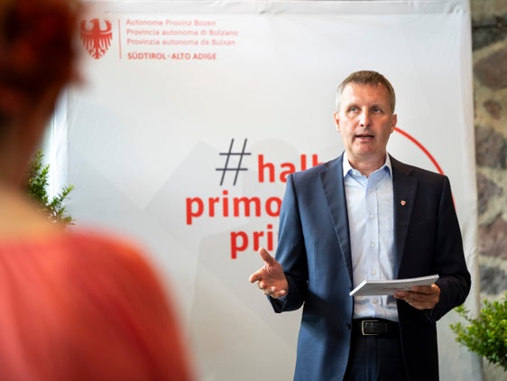 Landesrat Walcher legte die Bilanz der vergangenen zweieinhalb Jahre dar: Er hat mit dem Waldfonds und dem Holzbaufonds zwei wichtige Instrumente eingeführt, um die nachhaltige Bewirtschaftung der Wälder zu stärken und den Einsatz des regionalen Rohstoffs Holz gezielt zu fördern. (Foto: LPA/Fabio Brucculeri)