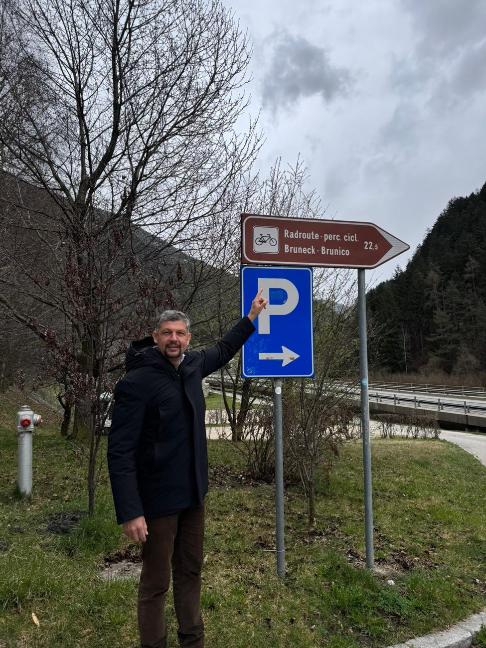 L’obiettivo dichiarato è rendere la segnaletica lungo le piste ciclabili più chiara, coerente e facilmente riconoscibile su tutto il territorio altoatesino: “Più chiarezza e sicurezza lungo le ciclovie della Provincia", indica l'assessore provinciale alla Mobilità, Daniel Alfreider. (Foto: USP/Dipartimento Infrastrutture e Mobilità)