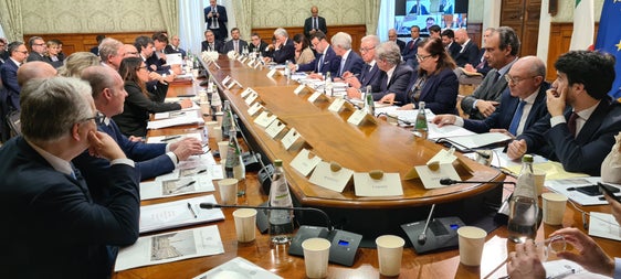 Foto di gruppo per i partecipanti alla Cabina di regia per le opere e gli interventi dei Giochi olimpici e paralimpici di Milanjo Cortina 2026, riunitisi ieri a Palazzo Chigi (Foto: Ufficio stampa Regione Trentino-Alto Adige/Davide Cordua)