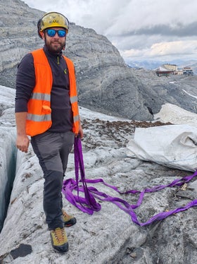 All’operazione di raccolta dei rifiuti ha partecipato anche il caposquadra del Servizio forestale provinciale Fabian Stecher. (Foto: USP/Ispettorato forestale Silandro)