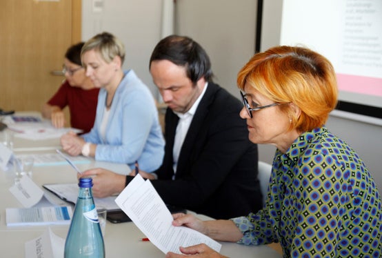Rosa Maria Niedermair, Schulinspektorin und Koordinatorin des Schwerpunktes (1.v.r.), gab heute Einblick in die Zielsetzungen und stellte die Maßnahmen vor. (Foto: LPA/Bildungsdirektion/Verena Hilber)