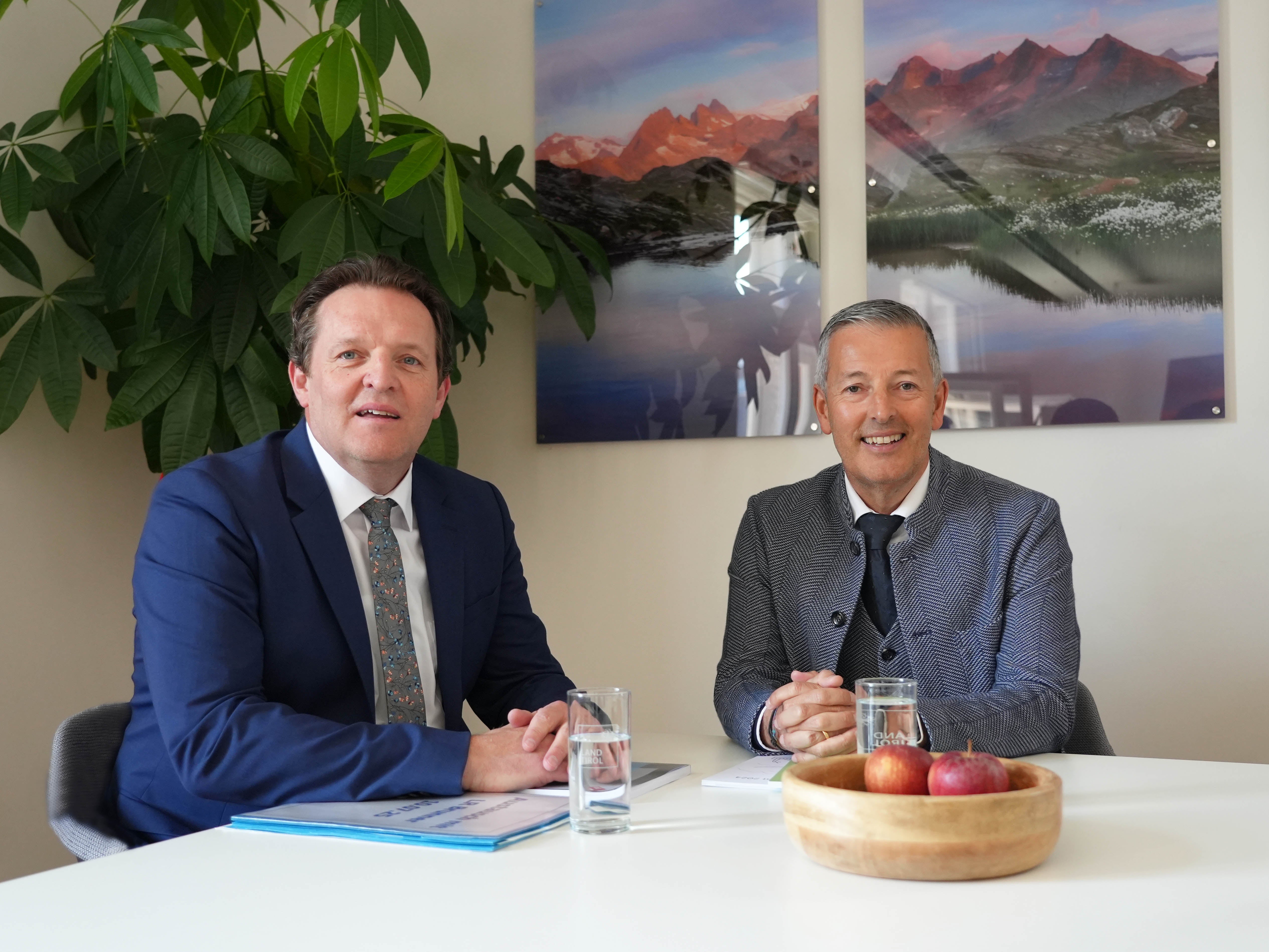 Einen intensiveren Austausch über die Grenzen hinweg wünschen sich René Zumtobel, der Tiroler Landesrat für Natur- und Umweltschutz, sowie sein Südtiroler Amtskollege, der Landesrat für Raumentwicklung, Umwelt-, Natur- und Klimaschutz, sowie Energie und Sport, Peter Brunner. (Foto: Land Tirol/Knabl)