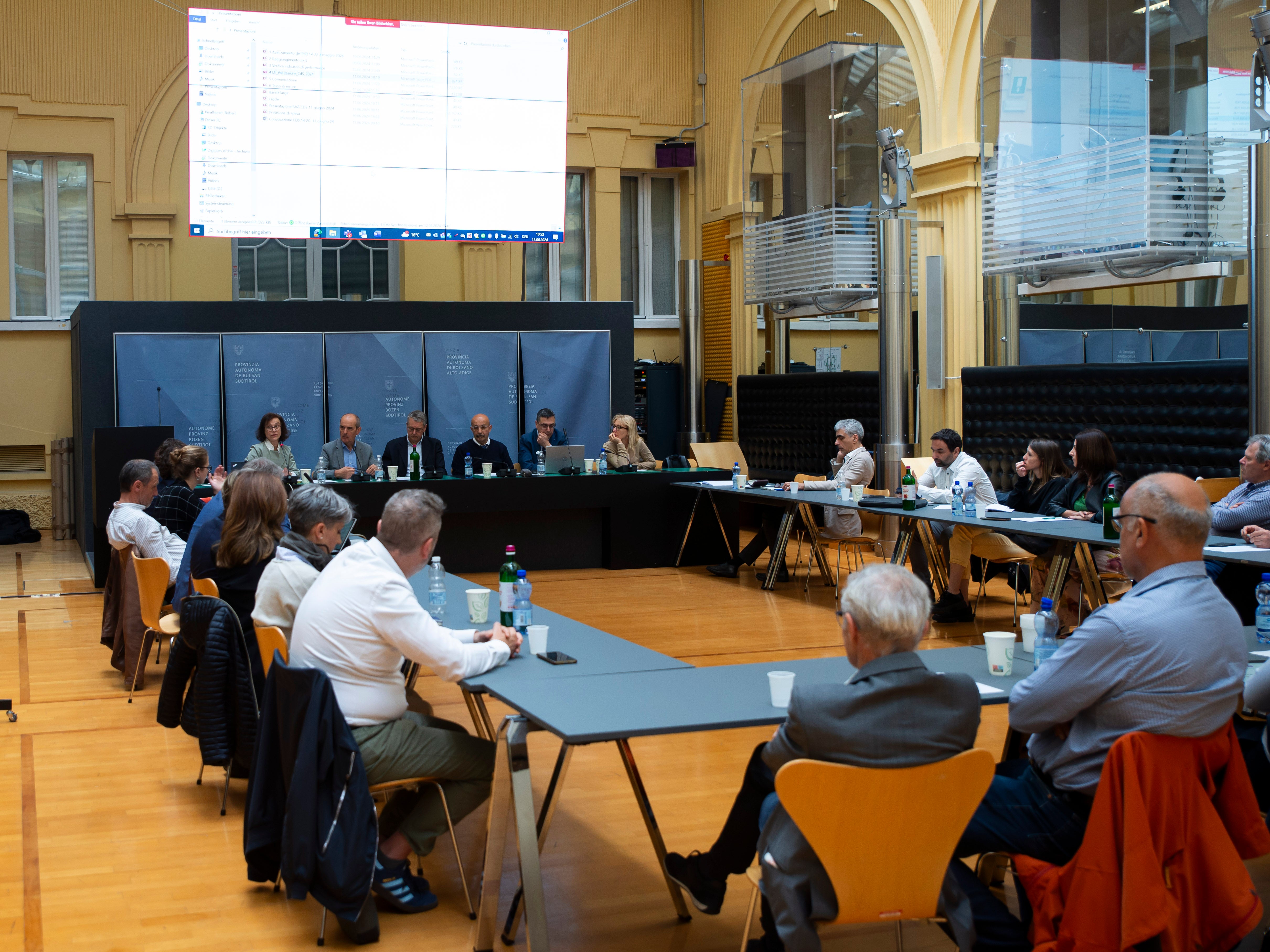 Riunione del Comitato di sorveglianza del FEASR (da sinistra a destra): Maria Merlo, funzionario responsabile della Direzione generale Agricoltura della Commissione europea, il direttore della Ripartizione provinciale Agricoltura Martin Pazeller, Stefano Lafionda, Luigi Ottaviani e Paola Gonnelli, tutti e tre funzionari responsabili del Ministero dell'Agricoltura a Roma, con gli stakeholder e i rappresentanti delle Ripartizioni e degli Uffici provinciali seduti intorno al tavolo della riunione. (Foto: ASP/Fabio Brucculeri)