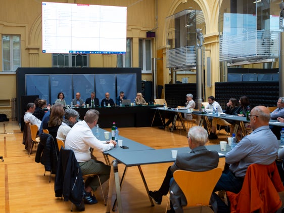 Riunione del Comitato di sorveglianza del FEASR (da sinistra a destra): Maria Merlo, funzionario responsabile della Direzione generale Agricoltura della Commissione europea, il direttore della Ripartizione provinciale Agricoltura Martin Pazeller, Stefano Lafionda, Luigi Ottaviani e Paola Gonnelli, tutti e tre funzionari responsabili del Ministero dell'Agricoltura a Roma, con gli stakeholder e i rappresentanti delle Ripartizioni e degli Uffici provinciali seduti intorno al tavolo della riunione. (Foto: ASP/Fabio Brucculeri)