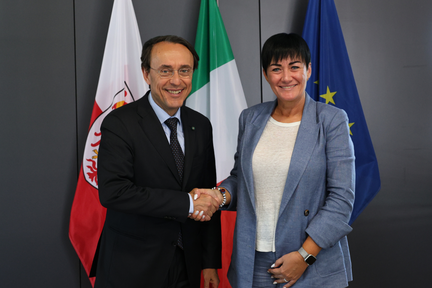 L'assessora alla Sicurezza e prevenzione della violenza Ulli Mair e il nuovo questore Giuseppe Ferrari si sono incontrati l'11 giugno per un primo confronto e scambio di opinioni.  (Foto: USP/Dipartimento Edilizia abitativa, Sicurezza e prevenzione della violenza)