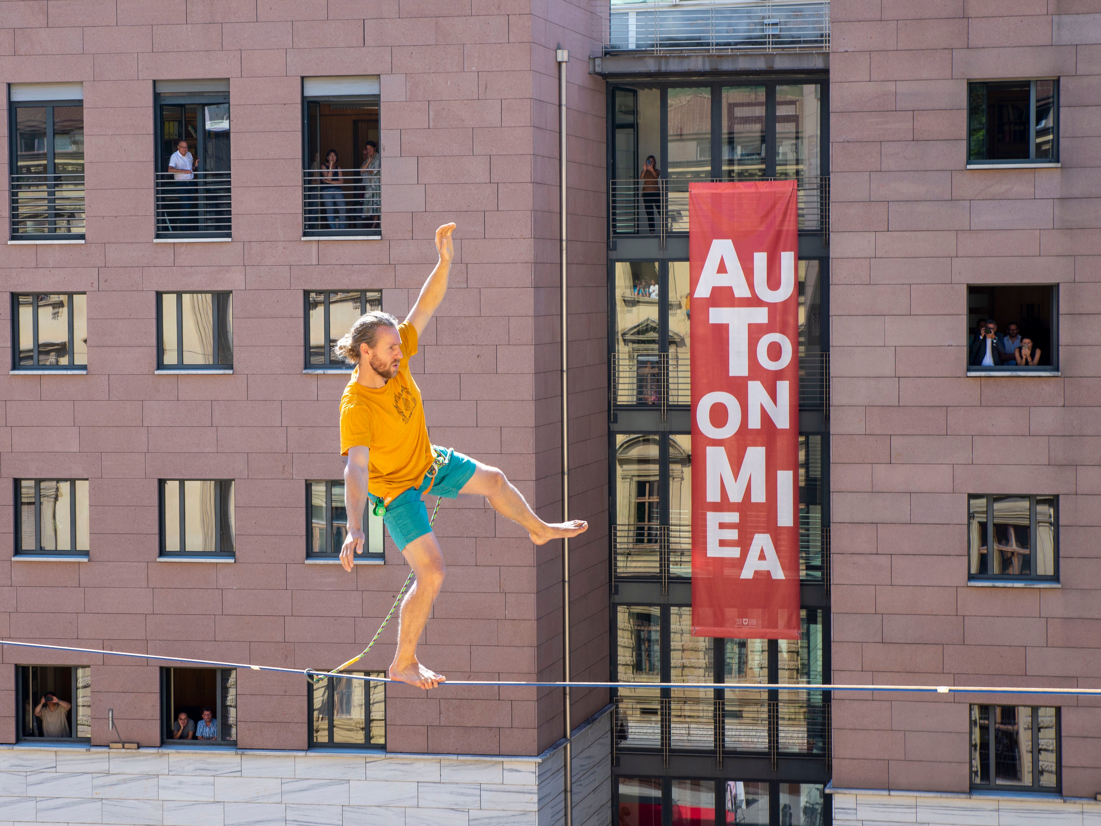 Mich Kemeter, il sette volte detentore del record mondiale di slackline della Stiria (A), ha attraversato piazza Silvius Magnago su una highline di 80 metri tesa tra il Consiglio provinciale e Palazzo Widmann (Foto: ASP/Fabio Brucculeri)