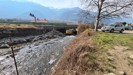 Il flusso del Rio Senales sotto il ponte all'ingresso della valle ripristinato dopo la rimozione del materiale roccioso. (Foto: Agenzia per la protezione civile/Ufficio provinciale sistemazioni bacini montani ovest)