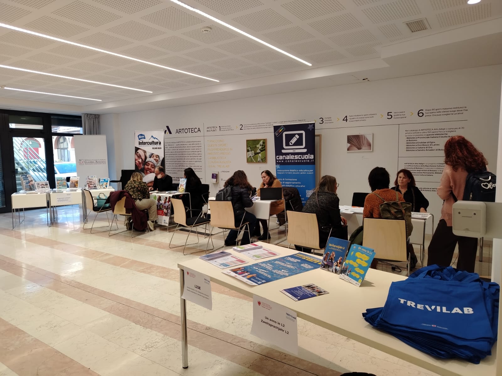 Oltre 100 persone hanno partecipato all'iniziativa tenutasi al Centro Trevi di Bolzano dedicata ai soggiorni studio all'estero. (Foto: Ufficio Bilinguismo e Lingue/Donatella Ricchetto)