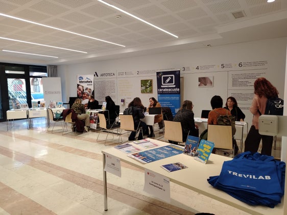 Oltre 100 persone hanno partecipato all'iniziativa tenutasi al Centro Trevi di Bolzano dedicata ai soggiorni studio all'estero. (Foto: Ufficio Bilinguismo e Lingue/Donatella Ricchetto)
