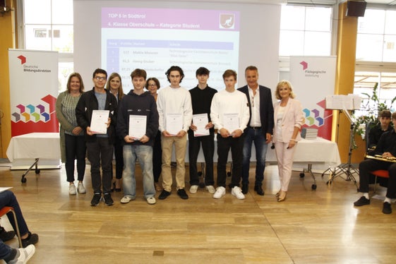 Zu den Gewinnerinnen und Gewinnern der 4. Klasse Oberschule gehören: Mattia Mussner, Georg, Gruber, Lorenz, Niederkofler, Simon Reichert Mair, Stefan Radovanovic. (Foto: LPA/Verena Hilber)