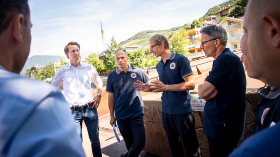 Sopralluogo a Bressanone. Nella foto (da sinistra) l'assessore comunale Peter Natter, il direttore dell'Ufficio Sistemazione bacini montani nord Philipp Walder, il direttore dell'Agenzia per la Protezione civile Klaus Unterweger e il presidente Arno Kompatscher. (Foto: ASP/Fabio Brucculeri)