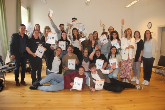 Absolventinnen und Absolventen des Basislehrganges Jugendarbeit mit Landesrat Philipp Achammer (im Hintergrund, 4. von rechts) und dem DIrektor des Landesamtes für Jugenarbeit Konrad Pamer (ganz links) (Foto: LPA/Jukas)