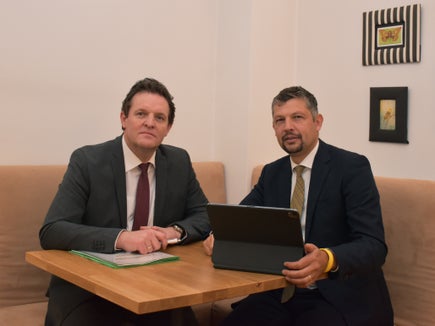 Der Tiroler Verkehrslandesrat René Zumtobel und der Südtiroler Mobilitätslandesrat Daniel Alfreider bekräftigten bei ihrem ersten Treffen in Innsbruck: Tirol und Südtirol werden in Transitfrage zusammenhalten. (Foto: Land Tirol/Knabl)