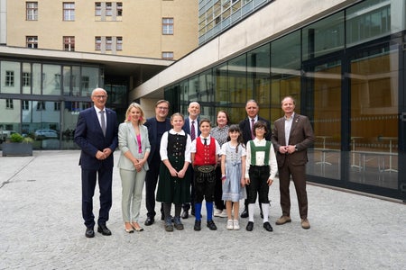 Alla cerimonia per il 20° anniversario della scuola bilingue Innsbruck-Trento presso il Landhaus di Innsbruck: (da sinistra) il presidente dell'Euregio e capitano del Tirolo Anton Mattle, la vicesindaca della città di Innsbruck Elisabeth Mayr, Saverio Carpentieri (consulente scientifico della scuola elementare di Altwilten), Carlo Zanetti (direttore dell'Istituto Comprensivo Trento 2), Monika Schöpf (direttrice della scuola elementare di Altwilten), Giuseppe Rizza (sovrintendente scolastico della Provincia di Trento) e il sindaco della città di Innsbruck Johannes Anzengruber con i bambini della scuola elementare di Altwilten. (Foto: Provincia del Tirolo/Krepper)