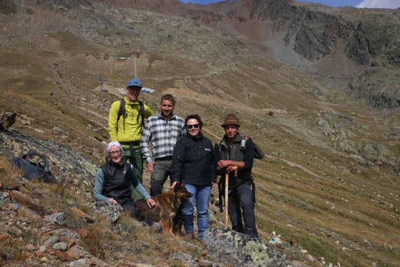 Presenti alla transumanza del 13 settembre (da sinistra): Elisabeth Berger (coordinatrice delle Dolomiti Patrimonio Mondiale UNESCO presso la Ripartizione provinciale Natura, Paesaggio e Sviluppo del territorio), Leo Hilpold (direttore dell’Ufficio Natura), Manuel Gurschler (presidente dell'Associazione agraria Rofenberg), Marcella Morandini (incaricata speciale UNESCO della Provincia autonoma di Bolzano) e il pastore Markus Götsch. (Foto: Studio Tabula/Giulia Faccin)