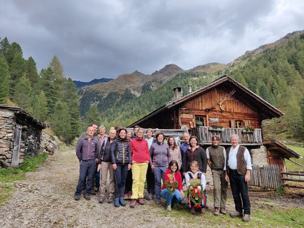 La consegna degli attestati di partecipazione al corso si è svolta alla Malga Huber di Rio Molino (Foto: Ufficio Natura/Sandra Pfattner)
