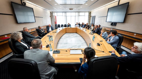 Per la firma dell'accordo si sono riuniti nella sala riunioni della Giunta provinciale i rappresentanti di GovTech Deutschland e della Provincia autonoma di Bolzano. (Foto: USP/Fabio Brucculeri)