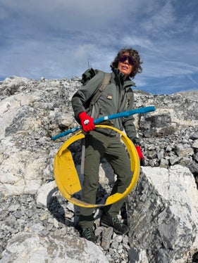 In prima linea per la tutela dell’ambiente alpino: la comandante della Stazione forestale di Silandro Barbara Folie durante l’operazione di pulizia. (Foto: USP/Ispettorato forestale Silandro)