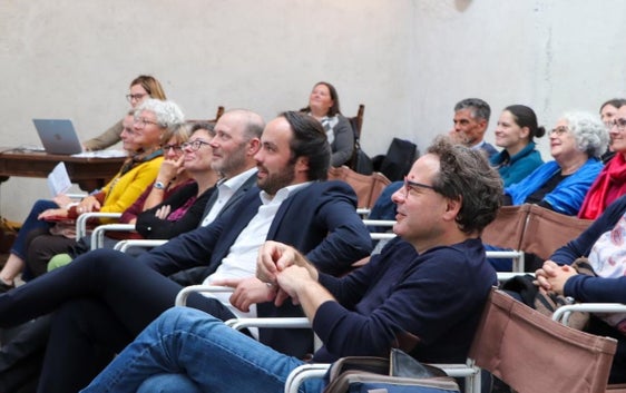 Landesrat Philipp Achammer und Abteilungsdirektor Volker Klotz (links) sowie Teßmann-Direktor Johannes Andresen (rechts) beim Bibliotheksforum 2022 (Foto: LPA/Amt für Bibliotheken und Lesen)