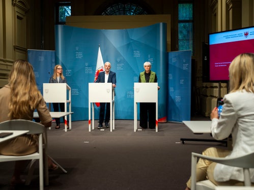 Pressekonferenz zum Tag der Genossenschaften (von links): die Direktorin des Landesamtes für Genossenschaftswesen Manuela Paulmichl, der Vizedirektor des Raiffeisenverbandes Südtirol Christian Tanner, die Direktorin des Ressorts Sozialer Zusammenhalt, Familie, Senioren, Genossenschaften und Ehrenamt Michela Morandini (Foto: LPA/Fabio Brucculeri)
