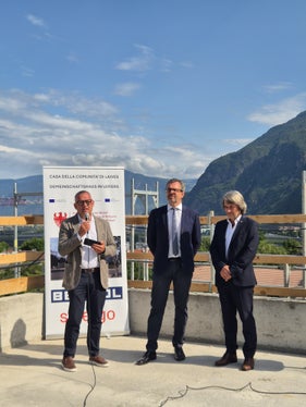 Bautenlandesrat Christian Bianchi, der Bürgermeister von Leifers Giovanni Seppi und Gesundheitslandesrat Hubert Messner hoben die Bedeutung des neuen Gemeinschaftshauses für die wohnortnahe Versorgung im Gesundheits- und Sozialbereich für die Menschen in Leifers und Umgebung hervor. (Foto: LPA/Gianluca Crocco)