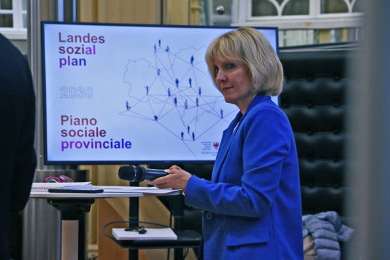 „Ein gut aufgestelltes und gut vernetztes Sozialwesen ist die Voraussetzung und die Garantie für eine sozial ausgewogene, nachhaltige und krisenresiliente Gesellschaft, davon ist Landesrätin Waltraud Deeg überzeugt. (Foto: LPA/Greta Stuefer)