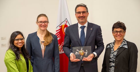Il presidente della Provincia Arno Kompatscher con le microbiologhe Ursula Peintner (prima da destra), Maraike Probst e Anusha Telagathoti a Palazzo Widmann (Foto: ASP/Fabio Brucculeri)