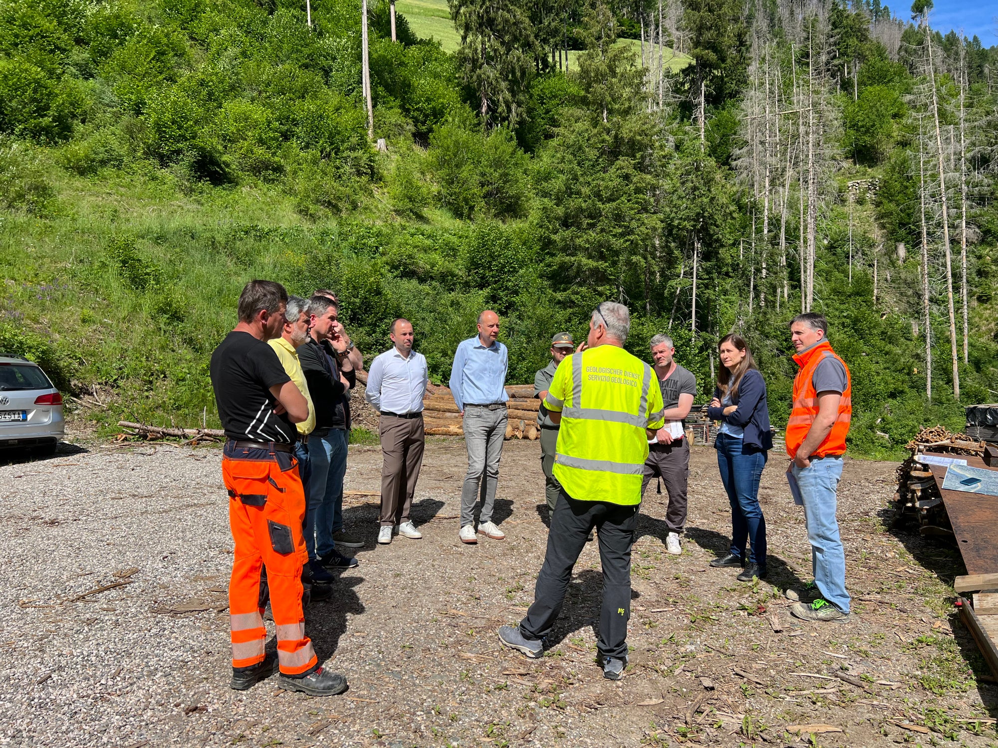 Al sopralluogo hanno partecipato rappresentanti del Servizio strade Val Pusteria, dell’Ufficio Geologia e prove materiali, del Servizio forestale, dell’Ufficio tecnico strade nord/est, dello Studio Plan Team e il geologo incaricato. Sulla base delle valutazioni effettuate sul posto, saranno avviati interventi celeri per ridurre il rischio nei due punti individuati. (Foto: USP/Dipartimento Infrastrutture e Mobilità)