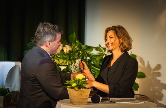 Der Sextner Bürgermeister Thomas Summerer zählte zu den Gratulanten von Julia Herrnböck, die diesjährige Preisträgerin der Auszeichnung in Gedenken an Claus Gatterer. (Foto: LPA/Florian Stauder)