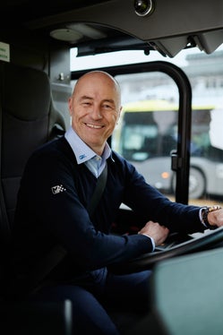 Die einheitliche Dienstkleidung soll das Zusammengehörigkeitsgefühl der Fahrer und Fahrerinnen im öffentlichen Nahverkehr stärken. (Foto: Sasa)