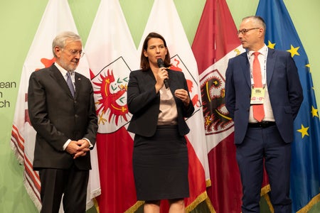 Gli Euregio-Awards sono istituiti dalla Camera di commercio del Tirolo e dalle Camere di commercio di Bolzano e Trento. (Da sinistra) Michl Ebner (CC Bolzano), Barbara Thaler (CC Tirolo) e Andrea De Zordo (CC Trento). (Foto: Land Tirolo/Sedlak)
