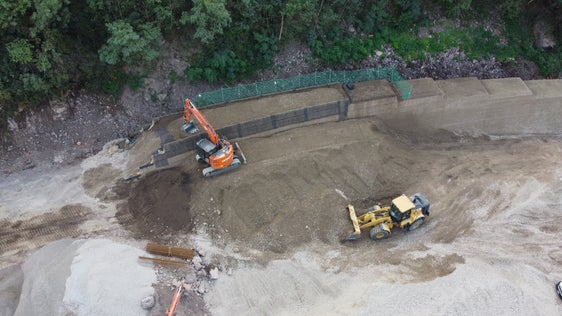 Il vallo di protezione era stato costruito tra il 2023 e il 2024 nel corso dei lavori per la nuova circonvallazione di Bronzolo, sotto la direzione della Ripartizione Infrastrutture della Provincia. (Foto: PlanTeam Srl)
