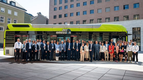 La foto di gruppo al termine del convegno, con tutti i rappresentanti istituzionali e gli stakeholder, fuori da Palazzo Widmann e dinanzi a uno degli autobus alimentati a idrogeno verde della flotta SASA. (Foto: USP/Fabio Brucculeri)