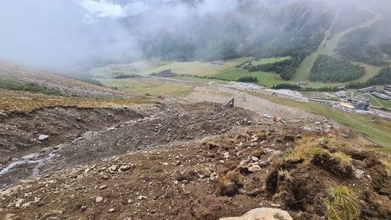 Der Lawinenablenkdamm hat eine Länge von 860 Metern. (Foto: LPA/Landesamt für Wildbach- und Lawinenverbauung West in der Agentur für Bevölkerungsschutz/Martin Eschgfäller)