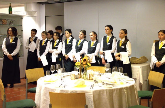 Gli studenti e le studentesse del Centro di formazione professionale “Emma Hellenstainer” hanno allestito la cornice festosa della festa dedicata ai pensionati a Bressanone. (Foto: USP/Direzione Istruzione tedesca/Stefanie Ausserer)