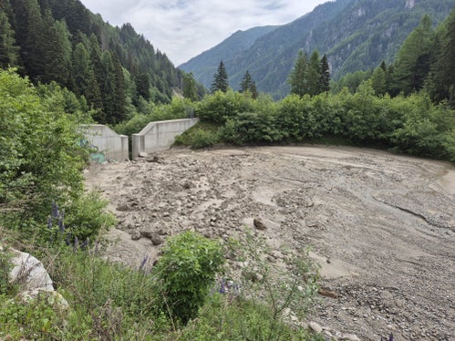 Diese Sperre im Stachelgraben in Hintermartell räumt die Wildbachverbauung nach den Folgen von Starkregen aus. (Foto: LPA/Amt für Wildbach- und Lawinenverbauung West in der Agentur für Bevölkerungsschutz)
