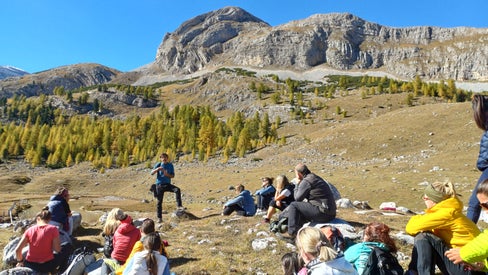 Il geologo Claudio Morelli (in piedi) illustra ai partecipanti all'escursione le caratteristiche geologiche delle Dolomiti sull'altopiano di Fanes. (Foto: USP/Ufficio Natura)
