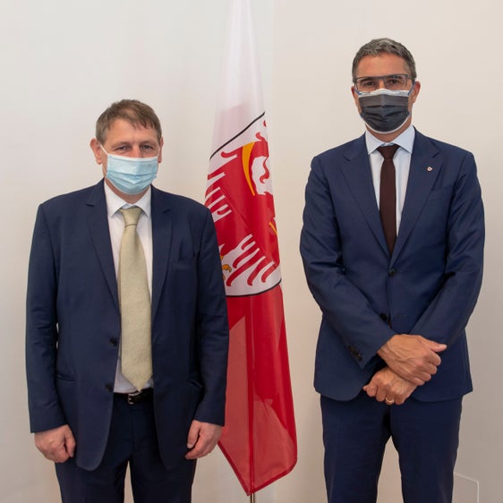 Der neue Chef der Direktion der Agentur für Einnahmen, Egon Sanin (l.), und LH Arno Kompatscher (Foto: LPA/Brucculeri)