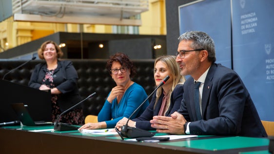 LH Kompatscher (am Podium mit - v.l. - Marlene Messner, Donatella Califano und Ulrike Oberhammer) lobte die Initiative der Förderpreise als aktive Unterstützung der Frauenforschung und für das Aufzeigen aktueller Themen und Herausforderungen im Bereich der Chancengleichheit. (Foto: LPA/Fabio Brucculeri)