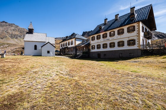 Das Schutzhaus Schneeberg soll Anfang August wieder geöffnet werden, am 28. Juli wurde dafür ein Vertrag zur Führung des Schutzhauses mit dem Gasthof Fink aus St. Leonhard in Passeier unterzeichnet. (Foto: Betrieb Landesmuseen/Armin Terzer)