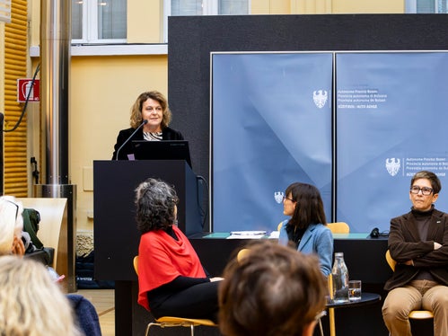 “Contrastare lo spreco alimentare è un compito che riguarda l'intera società. Abbiamo la responsabilità sociale di affrontare questo tema in modo più approfondito”, ha affermato l'assessora provinciale alla Coesione sociale, Famiglia, Anziani, Cooperative e Volontariato Rosmarie Pamer. (Foto: USP/Hannes Wisthaler)