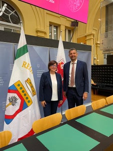 Regionalassessorin Debora Ciliento (Apulien) und Landesrat Daniel Alfreider beim Gespräch über Bahnverbindungen beim Treffen in Bozen. (Foto: LPA/Ingo Dejaco)