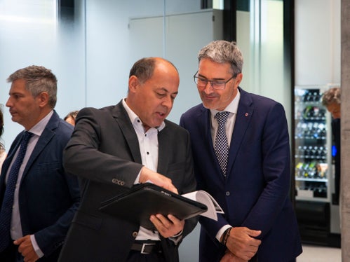 Il presidente della Provincia, Arno Kompatscher (dx), con il direttore della Ripartizione personale, Albrecht Matzneller (Foto: ASP/F. Brucculeri)