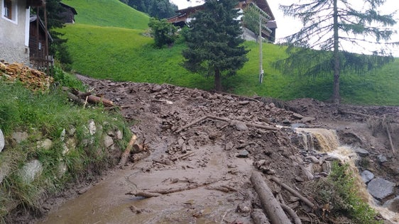 A Rio dei Molini venerdì sera (6 agosto) si sono verificate delle frane. I Bacini montani e i vigili del fuoco volontari lavorano alla messa in sicurezza. (Foto: Protezione civile/Bacini montani Est)