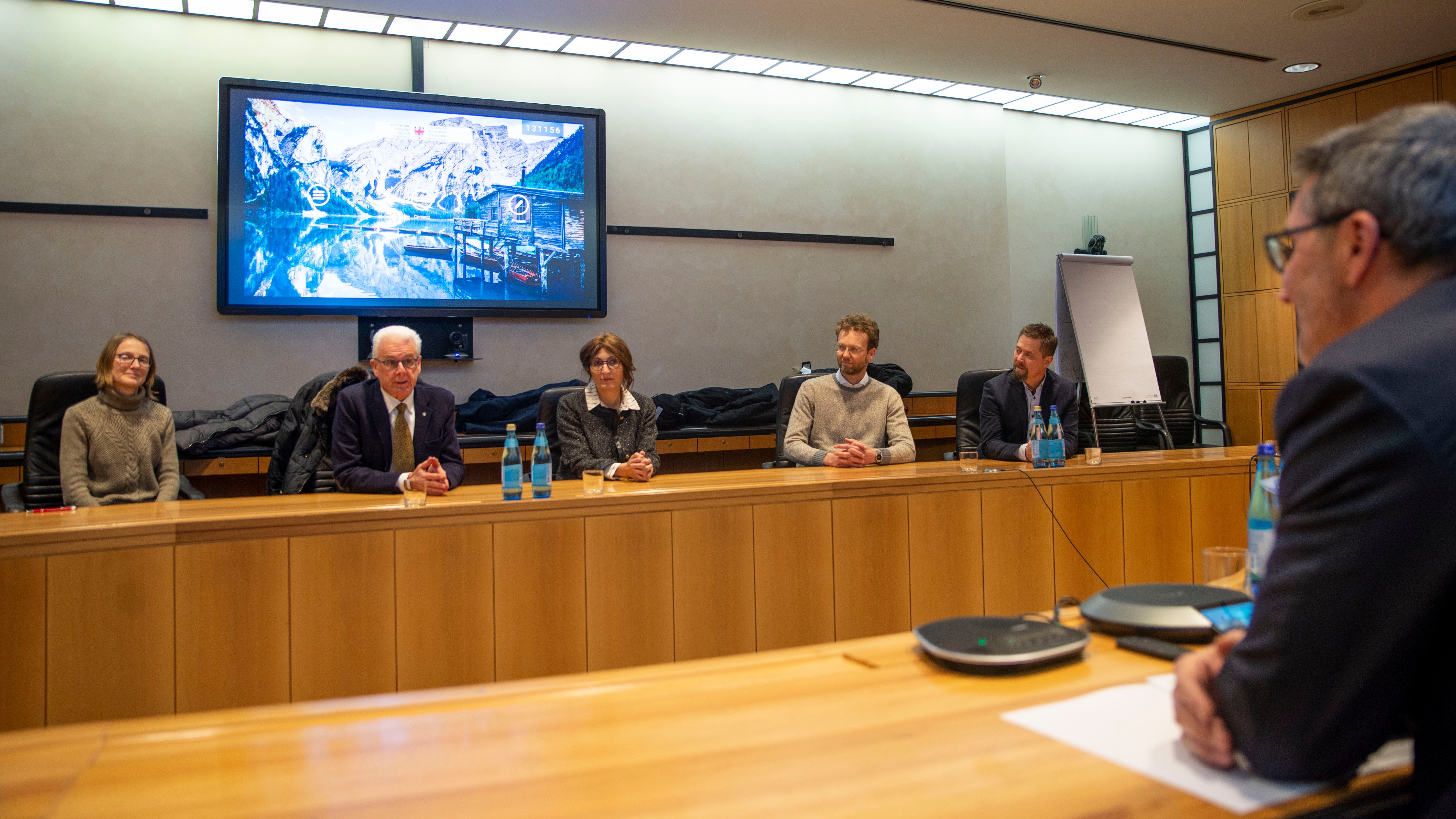 Präsident Sartori (2.v.l.) unterstrich die gute Zusammenarbeit der Ingenieurkammer mit der Landesverwaltung. (Foto: LPA/Fabio Brucculeri)