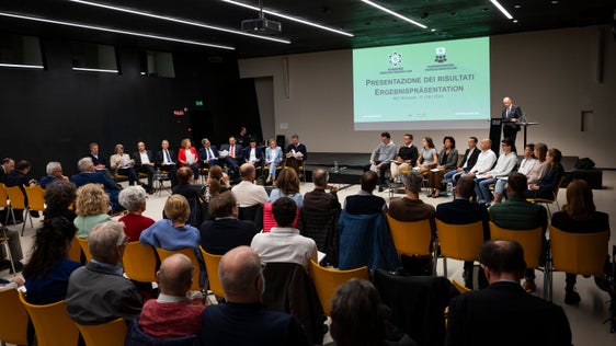 Landesregierung und Mitglieder von Klimabürgerrat und Stakeholder Forum Klima im Dialog: Beide Beteiligungsgremien stellten die Ergebnisse ihrer Arbeit im NOI Techpark in Bozen vor.  (Foto: LPA/Fabio Brucculeri)
