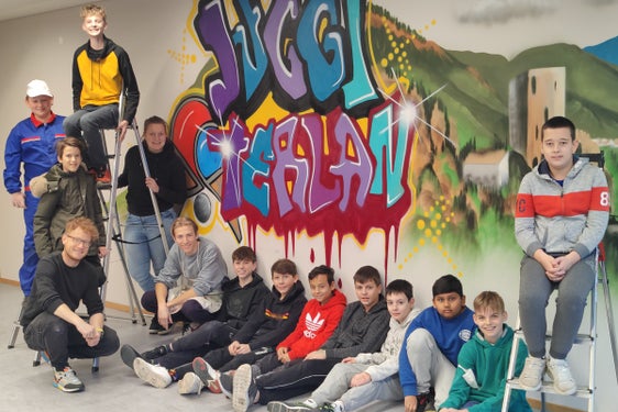 Jugendkulturprogramm 2023/24: Durch Graffiti-Workshops konnten Bereiche in Jugendzentren neu und bunt illustriert werden, wie etwa hier in Terlan. (Foto: LPA/Landesamt für Jugendarbeit)